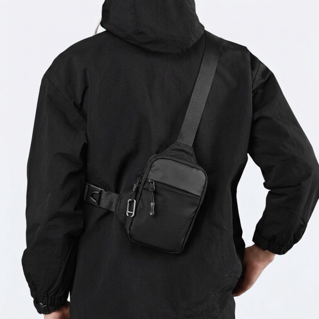 Sac bandoulière porté sous un manteau