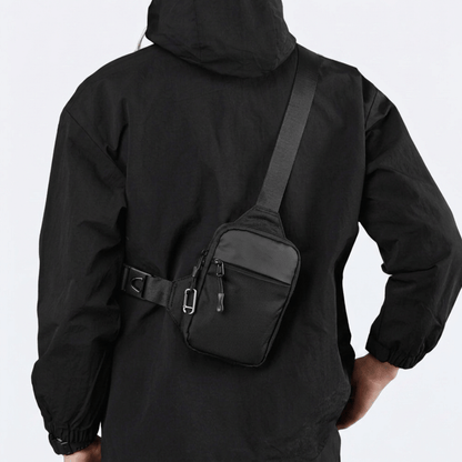 Sac bandoulière porté sous un manteau